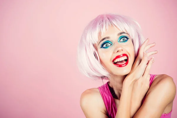 Mulher sorrindo com peruca de cabelo rosa e maquiagem elegante — Fotografia de Stock