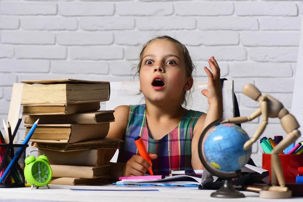 Geri okul ve çocukluk kavramına. Kız masa başında oturur