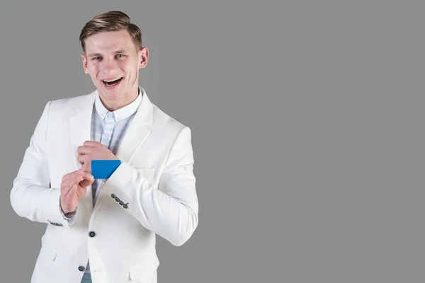 Uomo d'affari sorridente in giacca bianca e camicia — Foto Stock