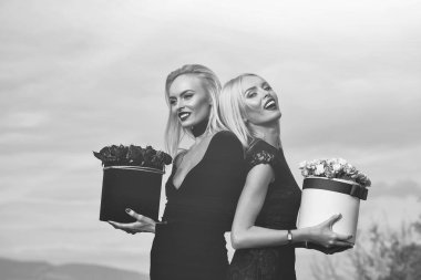 İkizler kutusunda çiçekli