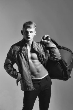 Adam seksi vücut ile büyük torba tutar