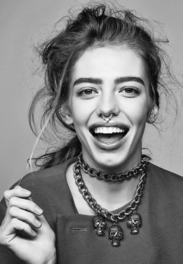 Bayan metalik zinciri ve burun halkası ile