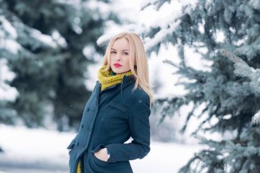 Kız ormanda kış gününde yürüyüş