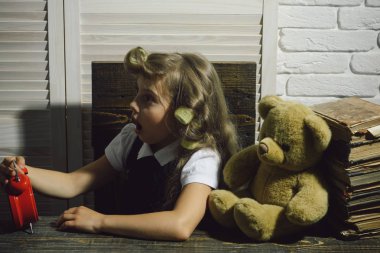 Çocuk ayı ve çalar saat.