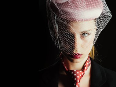 Kravat boynunda kırmızı noktalar ile kız