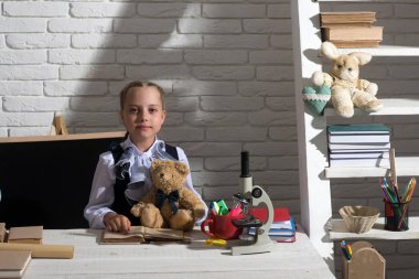 Geri okul ve çocukluk kavramına. Gurur yüz ile kız öğrenci