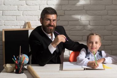 Kız ve babası çalışma odası beyaz tuğla zemin üzerine