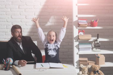 Okul malzemeleri ile Resepsiyon tarafından aile oturur. Kız ve baba