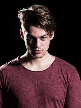 İle şık saç modeli ve genç yüzünde kıl