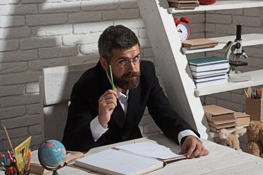 Okul eğitim ve bilgi kavramı. Öğretmen ve okul malzemeleri