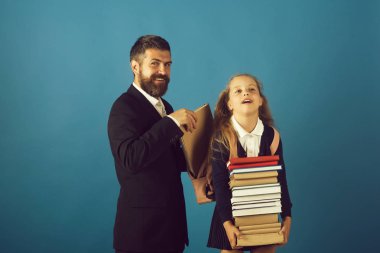 Üniforma ve sakallı bir adam kız. Çocuk ve öğretmen