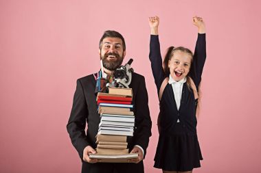 Kız okul üniforması ve sakallı adam. Baba ve kız öğrenci