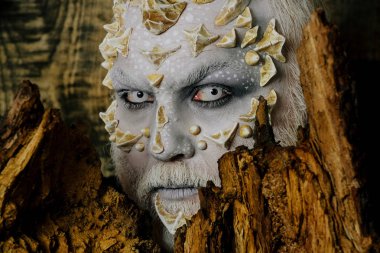 Adam canavar beyaz gözleri ve dikenler yüz