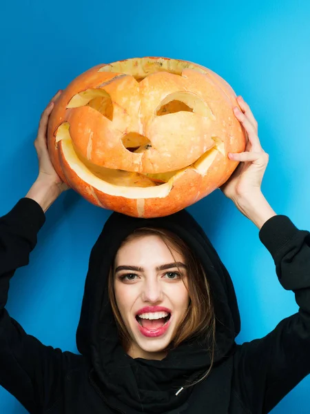 Mulher de Halloween com rosto feliz . — Fotografia de Stock