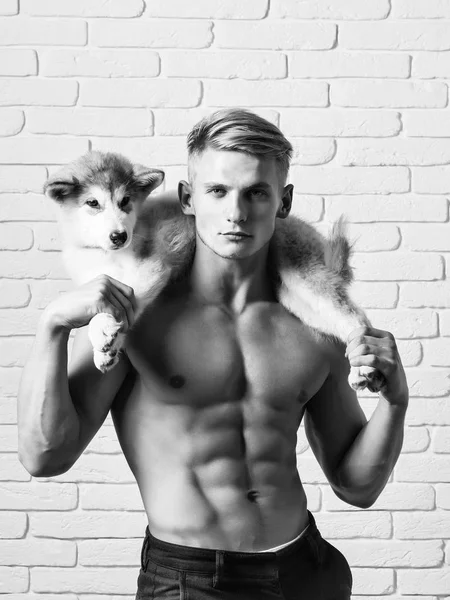 사나이 남자와 섹시 한 몸매, 거친 개, 강아지 애완 동물 — 스톡 사진