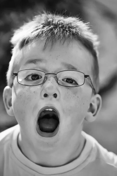 Kleine jongen met open mond — Stockfoto