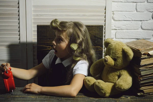 Çocuk ayı ve çalar saat.