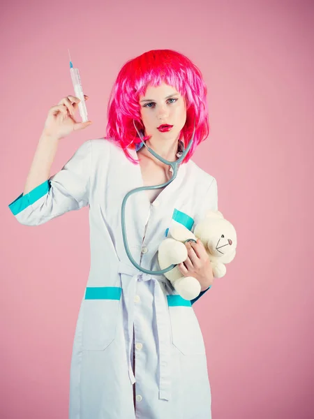 Mulher vestindo uniforme médico com estetoscópio — Fotografia de Stock