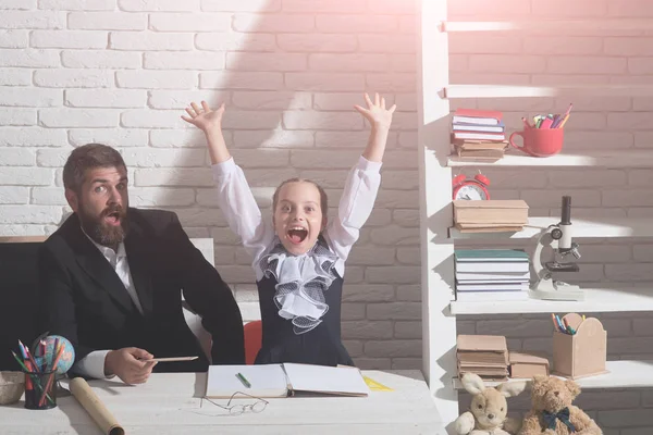 Okul malzemeleri ile Resepsiyon tarafından aile oturur. Kız ve baba