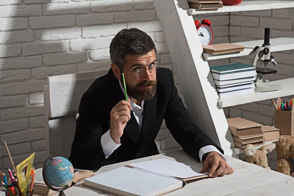 Okul eğitim ve bilgi kavramı. Öğretmen ve okul malzemeleri