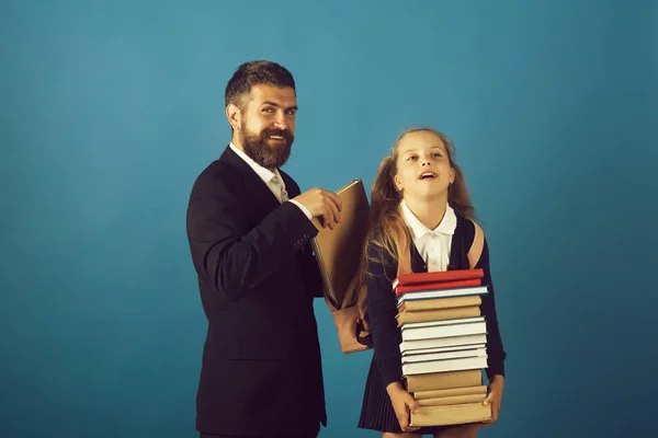 Menina de uniforme e homem barbudo. Criança e tutor — Fotografia de Stock