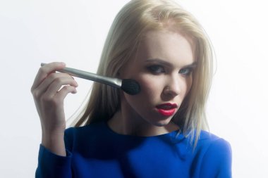 Kırmızı dudaklar toz yüz fırça ile uygulayarak kadınla