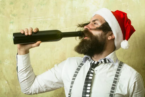 Człowiek Święty Mikołaj z butelki wina. — Zdjęcie stockowe
