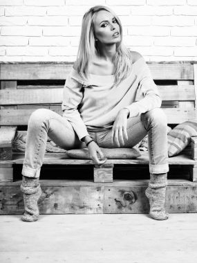 kadın kanepede oturuyor