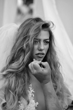 Bayan makyaj peçe yapımında