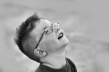 çocuk çocuk baktı