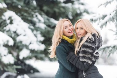 Mutlu kadın ormanda kış gününde yürüyüş