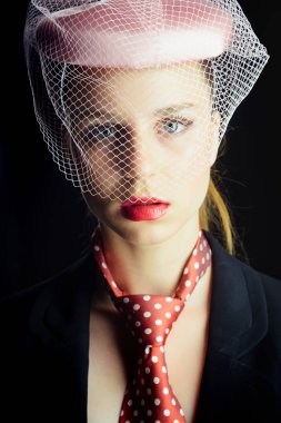 Bayan siyah arka plan üzerine poz