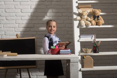 Beyaz tuğla duvar arka plan üzerinde sınıfta çocuk