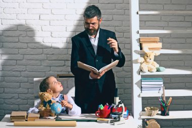 Çocuk ve adam okul malzemeleri ile Resepsiyon tarafından