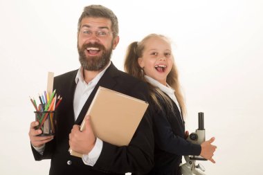 Mikroskop, kitap ve kalem çocuk ve eğitmen tutun