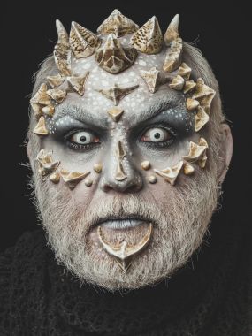 adam ya da dikenler yüz fütüristik makyaj ile canavar