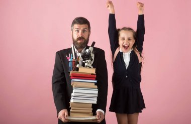 Çocuk ve öğretmen büyük yığın kitap tut. Eğitim