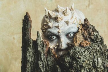 Canavar keskin dikenler ve siğiller ile