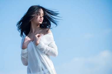 sevimli yüzü ile kız.