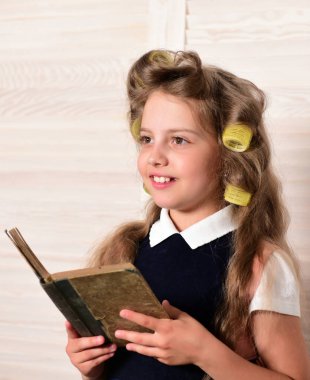 Kıvırıcı saç küçük kızla.