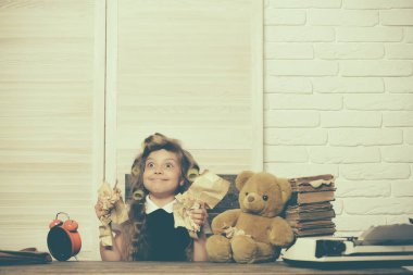 Kıvırıcı saç küçük kızla.