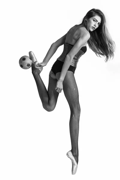 サッカー ボールとバレリーナ ・ ガール — ストック写真