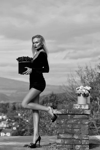 çiçekler kutularına kadınla