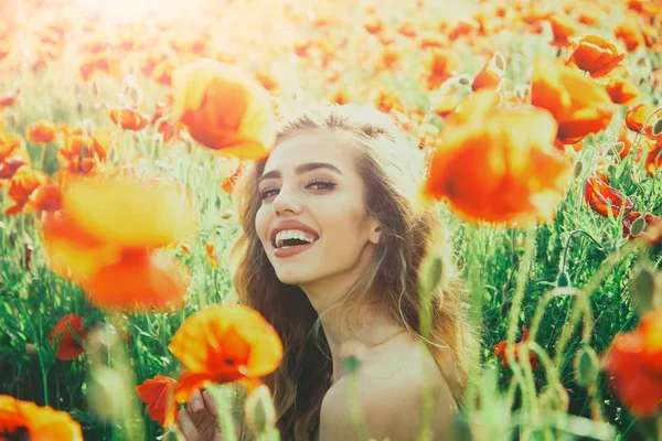 Niña en el campo de semillas de amapola — Foto de Stock