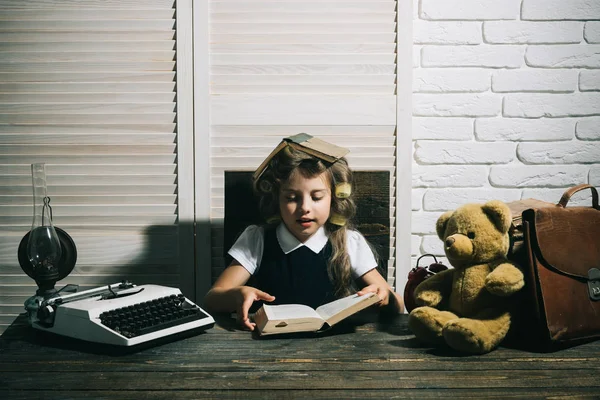 Kıvırıcı saç küçük kızla.