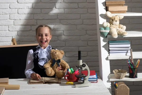 Eğitim, laboratuvar ve okul kavramı dön. Ayı ile çocuk