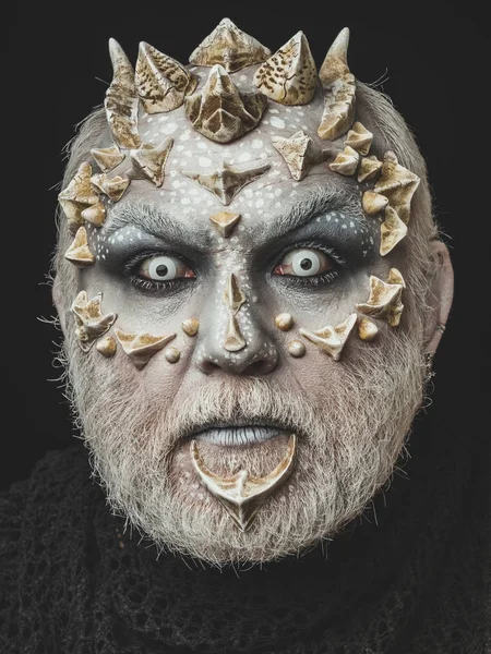 Hombre o monstruo con espinas en la cara con maquillaje futurista — Foto de Stock