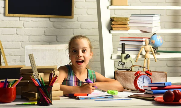 Geri okul kavramı. Meraklı ve mutlu yüz ile kız öğrenci