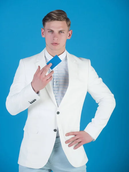 Empresário posando em jaqueta branca, camisa e calças — Fotografia de Stock
