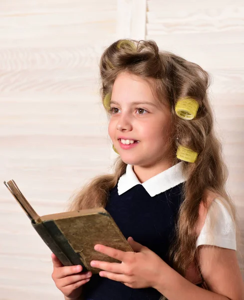 Kıvırıcı saç küçük kızla.